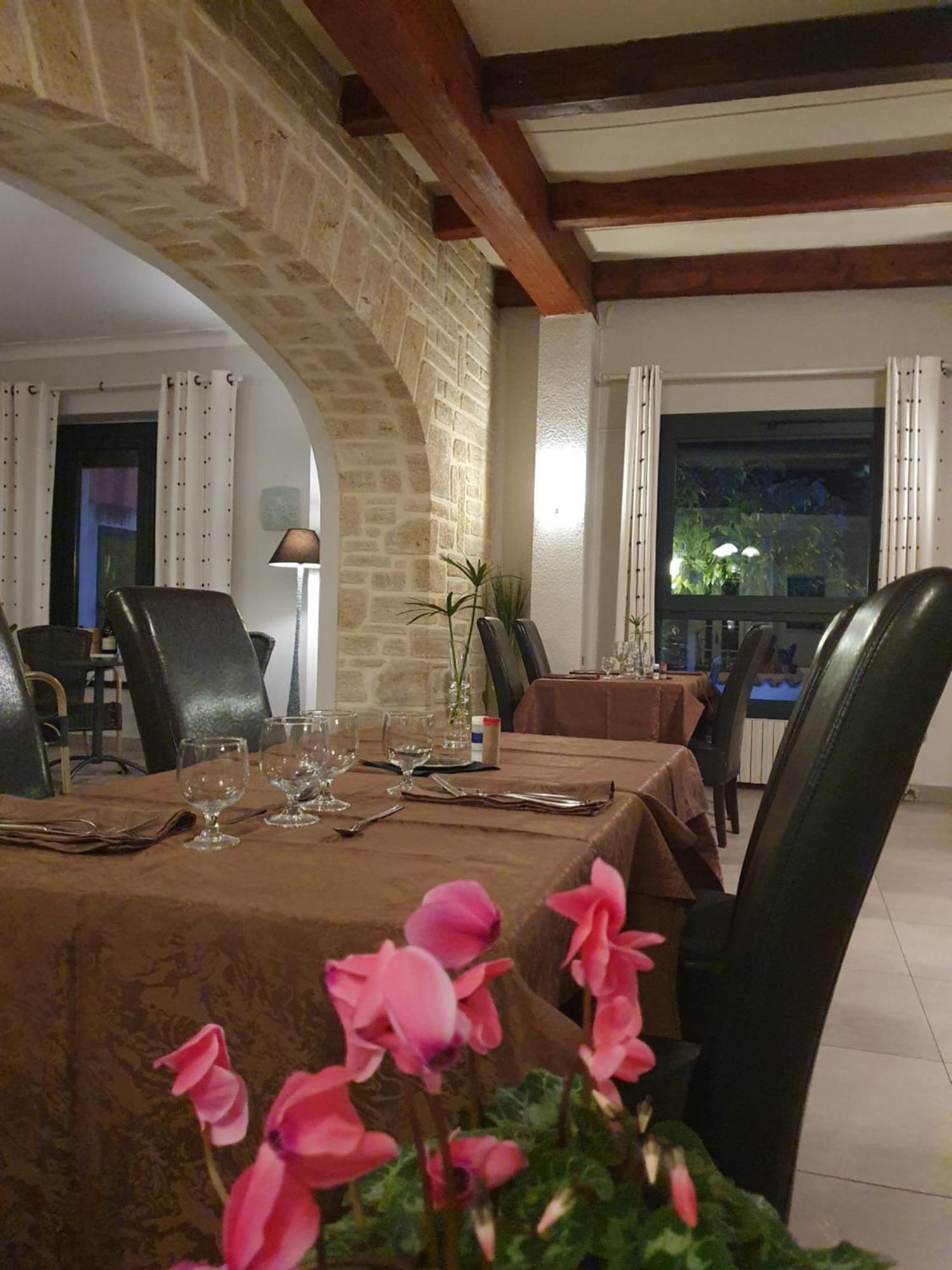 Auberge De La Tour -Appartements- Valros Exterior foto